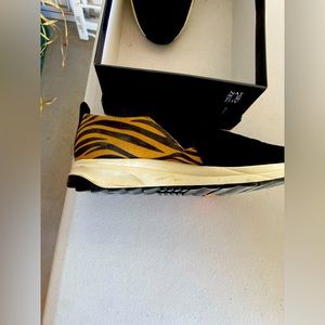 Naturalizer 9W “Stephanie” Sneaker. Black/Tiger suede